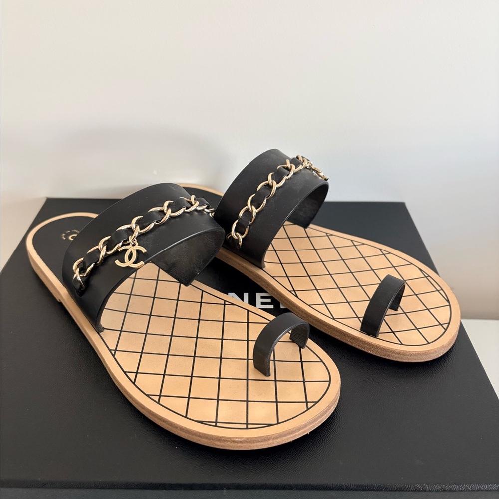 CHANEL Black Leather Chain-Trim Toe-Ring Slide Sandals- 38